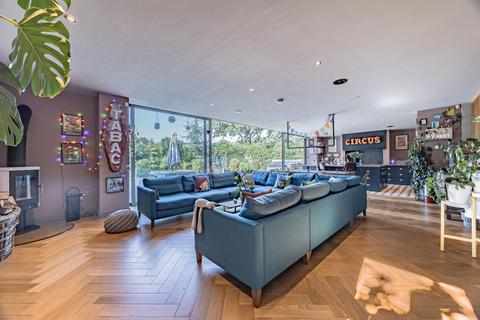 5 bedroom detached house to rent, Ladythorn Crescent, Bramhall, Stockport