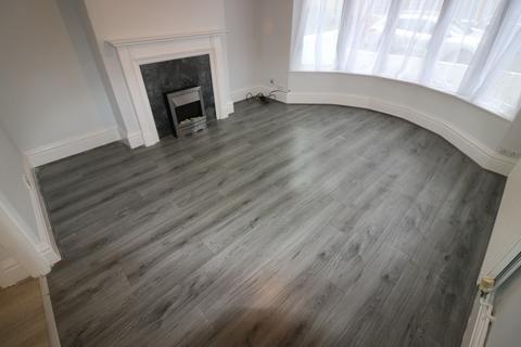 3 bedroom end of terrace house to rent, Newcomen Street, Hull