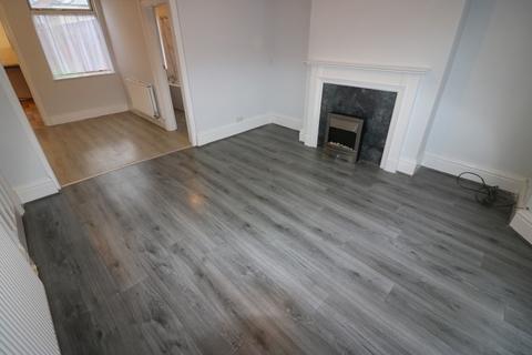 3 bedroom end of terrace house to rent, Newcomen Street, Hull
