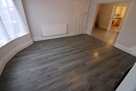3 bedroom end of terrace house to rent, Newcomen Street, Hull