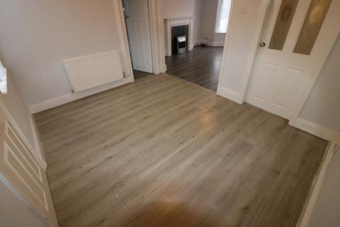 3 bedroom end of terrace house to rent, Newcomen Street, Hull
