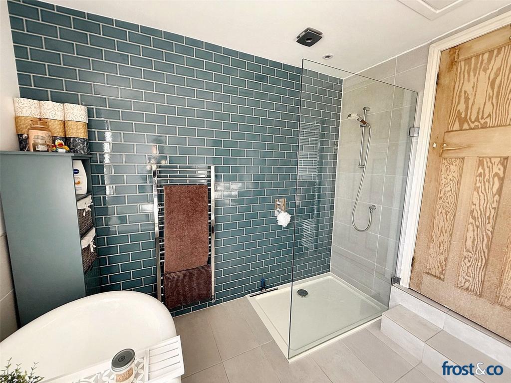 Shower/Bathroom