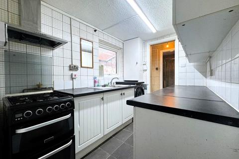 4 bedroom terraced house to rent, Luton Road, Chatham, ME4