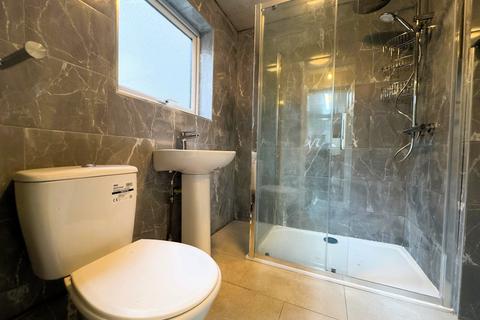 4 bedroom terraced house to rent, Luton Road, Chatham, ME4