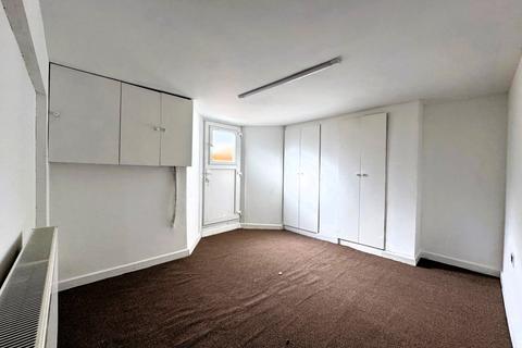 4 bedroom terraced house to rent, Luton Road, Chatham, ME4