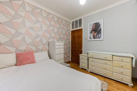 3 bedroom flat for sale, Ellenborough House, White City Estate, Shepherd's Bush, London, W12