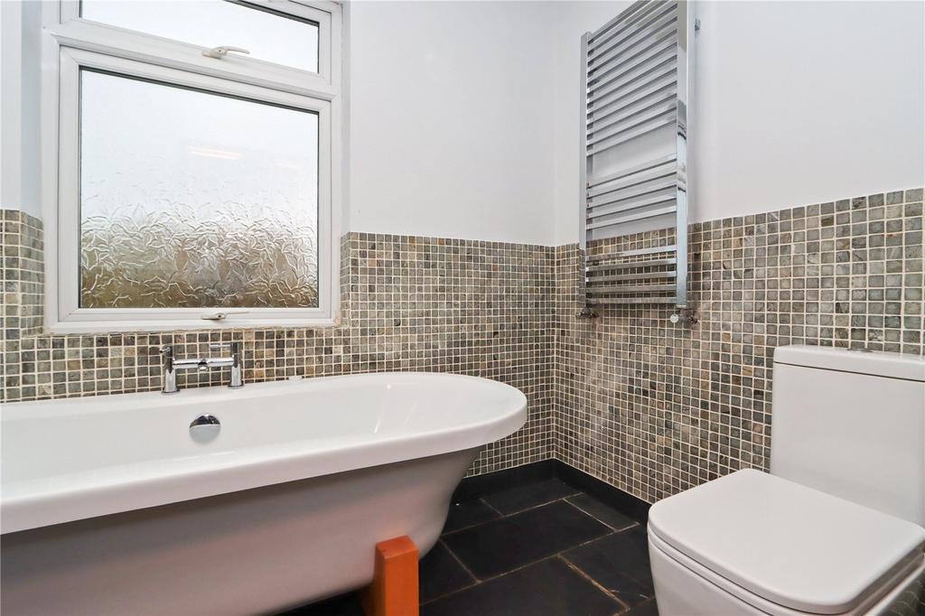 En Suite Bath Pic 2