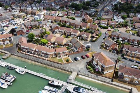 2 bedroom terraced house to rent, Cavalier Quay, East Cowes PO32