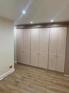 5 bedroom semi-detached house to rent, Fencepiece Road, Ilford IG6