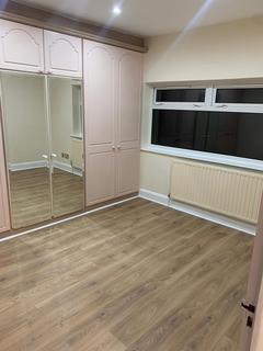 5 bedroom semi-detached house to rent, Fencepiece Road, Ilford IG6