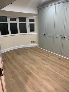 5 bedroom semi-detached house to rent, Fencepiece Road, Ilford IG6