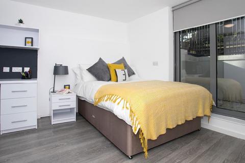 Studio to rent, Popes Lane