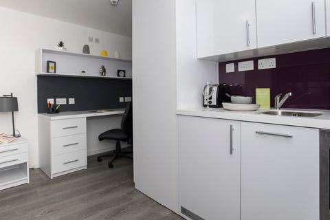Studio to rent, Popes Lane