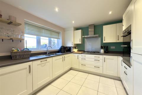 4 bedroom detached house for sale, Larbourne Park Road, Flore NN7