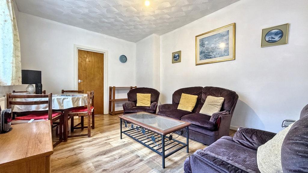 Bright, well-presented living room with comfort...