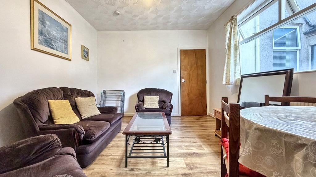 Bright, well-kept living room with comfortable ...