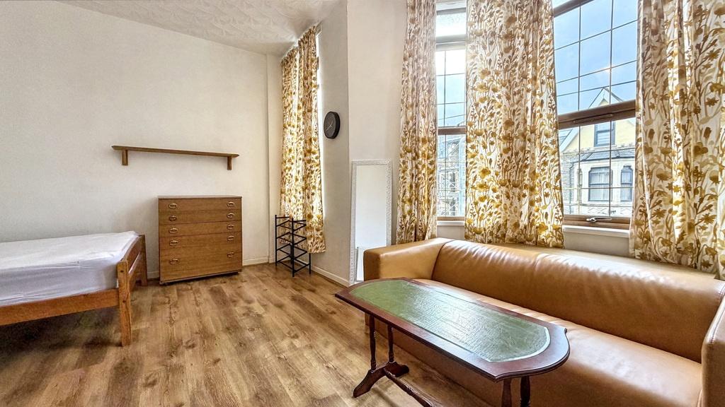 Bright, well-presented bedroom with large multi...