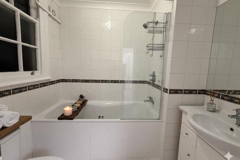 3 bedroom flat to rent, Flat , Parkhurst Court, Warlters Road, London