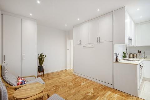 Studio to rent, Charlwood Street, London, SW1V