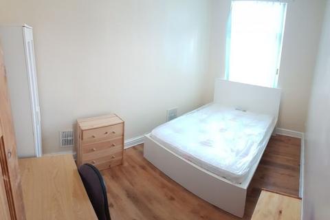 3 bedroom house to rent, Lowestoft Street, Manchester M14