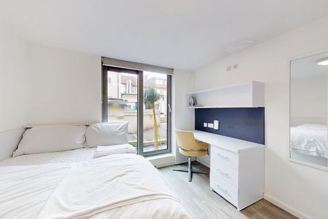 Studio to rent, Popes Lane