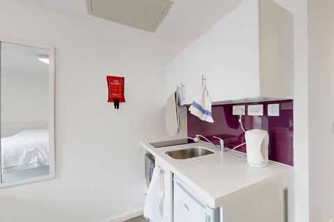 Studio to rent, Popes Lane