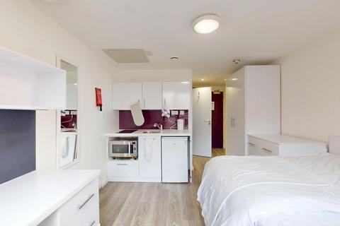 Studio to rent, Popes Lane