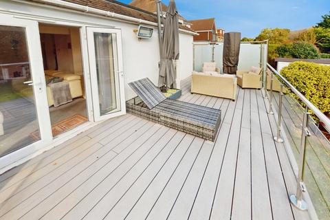 3 bedroom bungalow to rent, Benfield Way, Hove, BN41