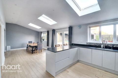 4 bedroom detached house for sale, Swallow Close, Northampton