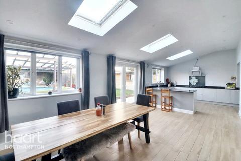 4 bedroom detached house for sale, Swallow Close, Northampton
