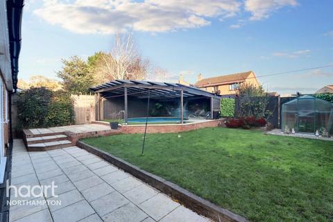 4 bedroom detached house for sale, Swallow Close, Northampton