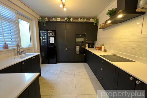 4 bedroom end of terrace house for sale, Davies Street, Porth, CF39