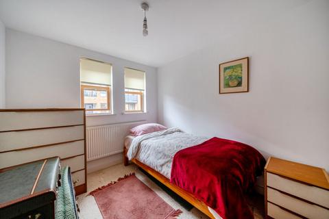 2 bedroom flat for sale, Boundaries Road, London, SW12