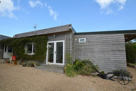 1 bedroom detached bungalow to rent, Rew Street, Cowes