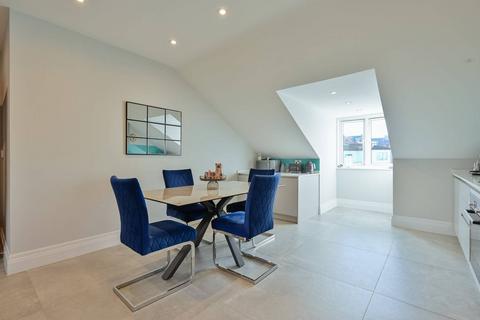 3 bedroom flat for sale, Brandon House, Bushey, WD23