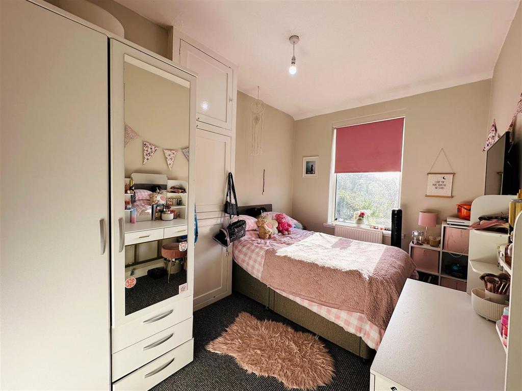 Bed 2.jpg