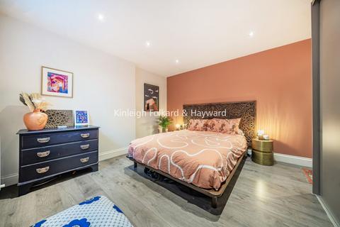 2 bedroom flat for sale, Mundania Road, London, SE22