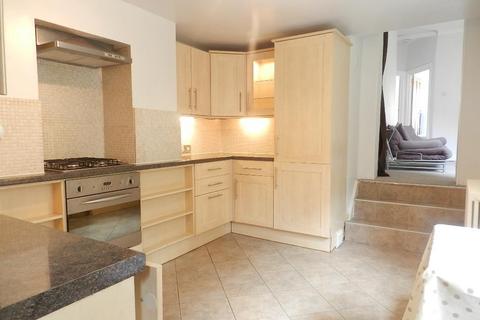 2 bedroom flat to rent, Warriner Gardens, London SW11