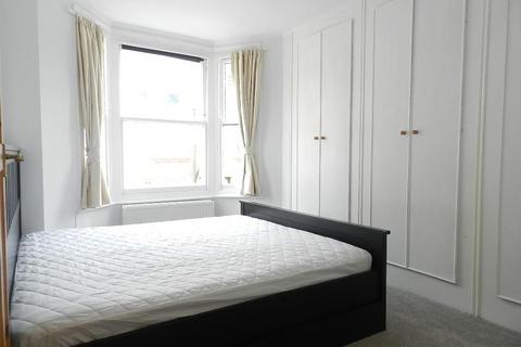 2 bedroom flat to rent, Warriner Gardens, London SW11