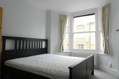 2 bedroom flat to rent, Warriner Gardens, London SW11
