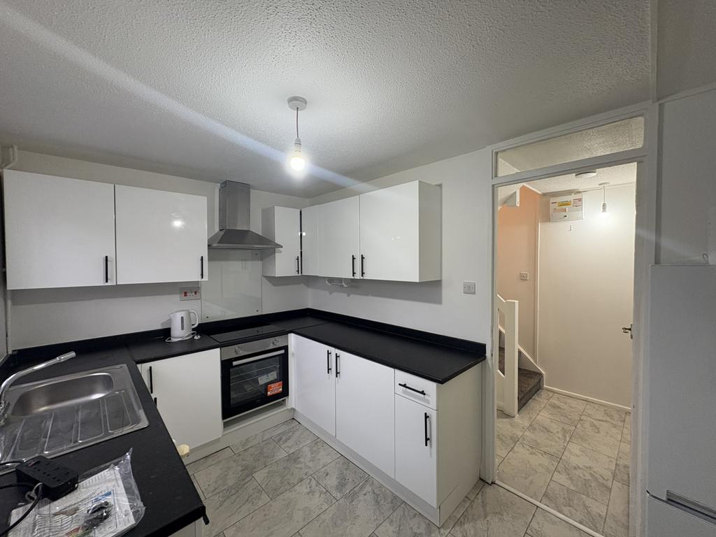 3 bed semi-detached to rent Temple Court, Cambrid