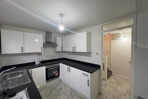 3 bedroom semi-detached house to rent, Temple Court, Cambridge, CB4