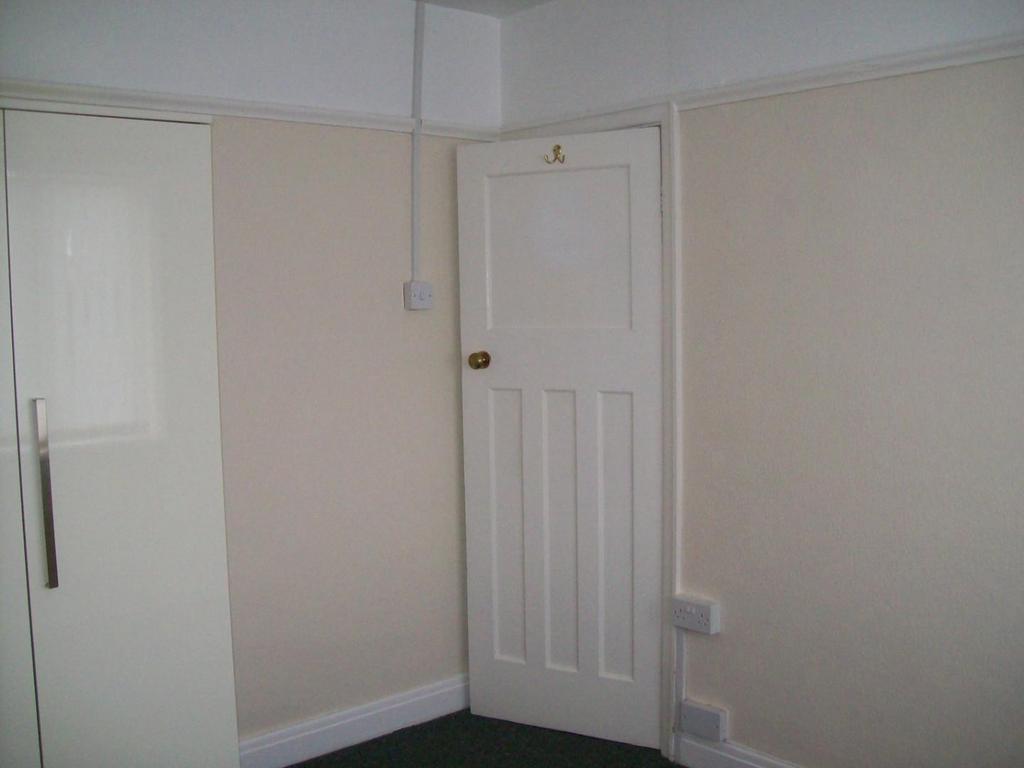 Front Bedroom 4.JPG