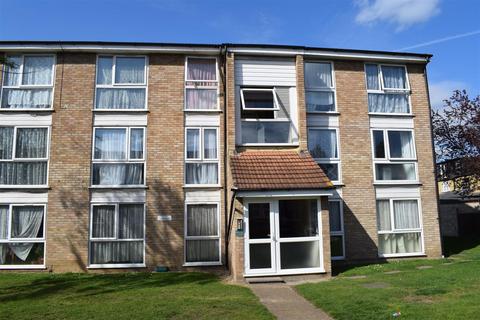 2 bedroom flat to rent, Lynn Road, Essex IG2