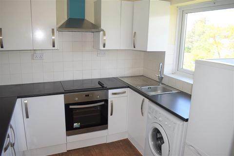 2 bedroom flat to rent, Lynn Road, Essex IG2