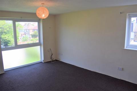 2 bedroom flat to rent, Lynn Road, Essex IG2