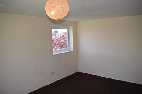 2 bedroom flat to rent, Lynn Road, Essex IG2