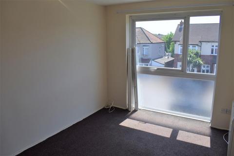 2 bedroom flat to rent, Lynn Road, Essex IG2