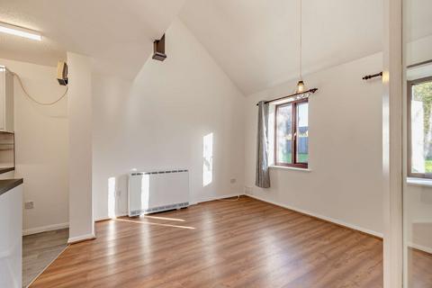 2 bedroom cluster house for sale, Beaune Close, Northampton, NN5