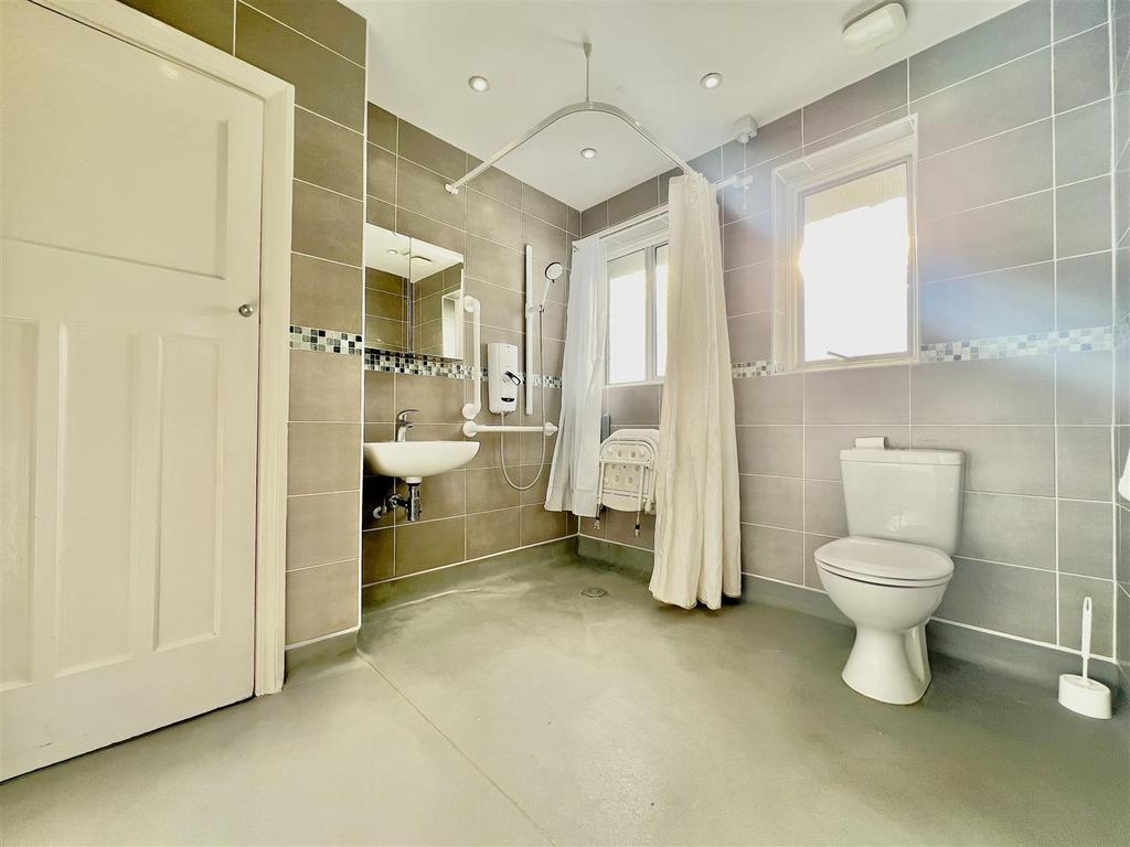 Family Bathroom/ WC